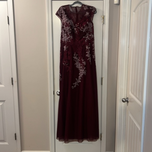 TERI JON BEADED APPLIQUÉ GOWN: NEW WITH TAG - Picture 9 of 10